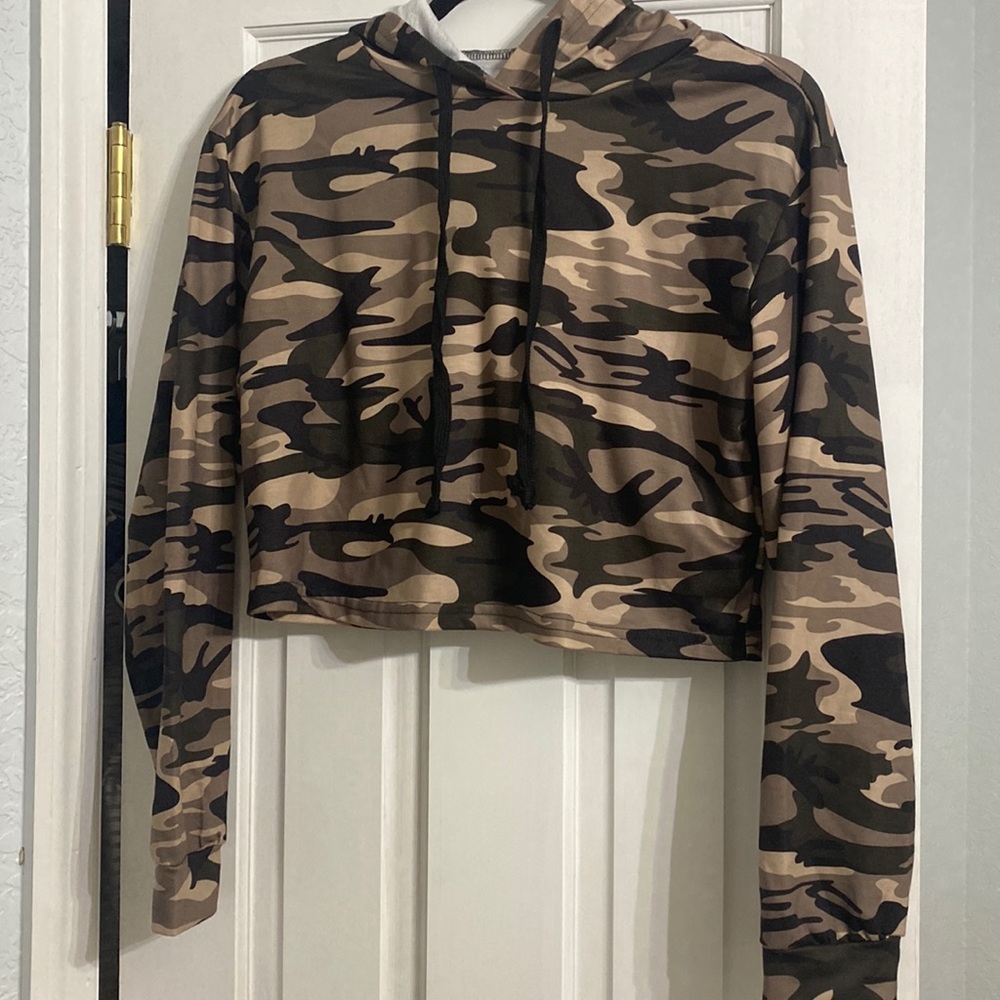 Cropped camo long sleeve with hoodie